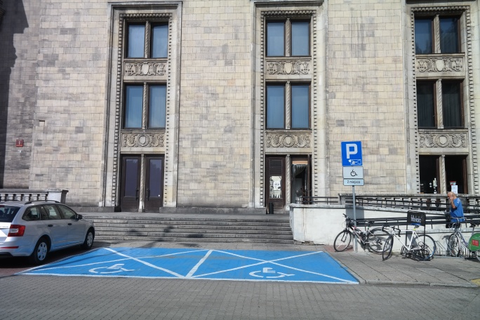 Miejsca parkingowe dla osób z niepełnosprawnością w otoczeniu zabytkowego PKiN w Warszawie, nawierzchnia z kostki brukowej